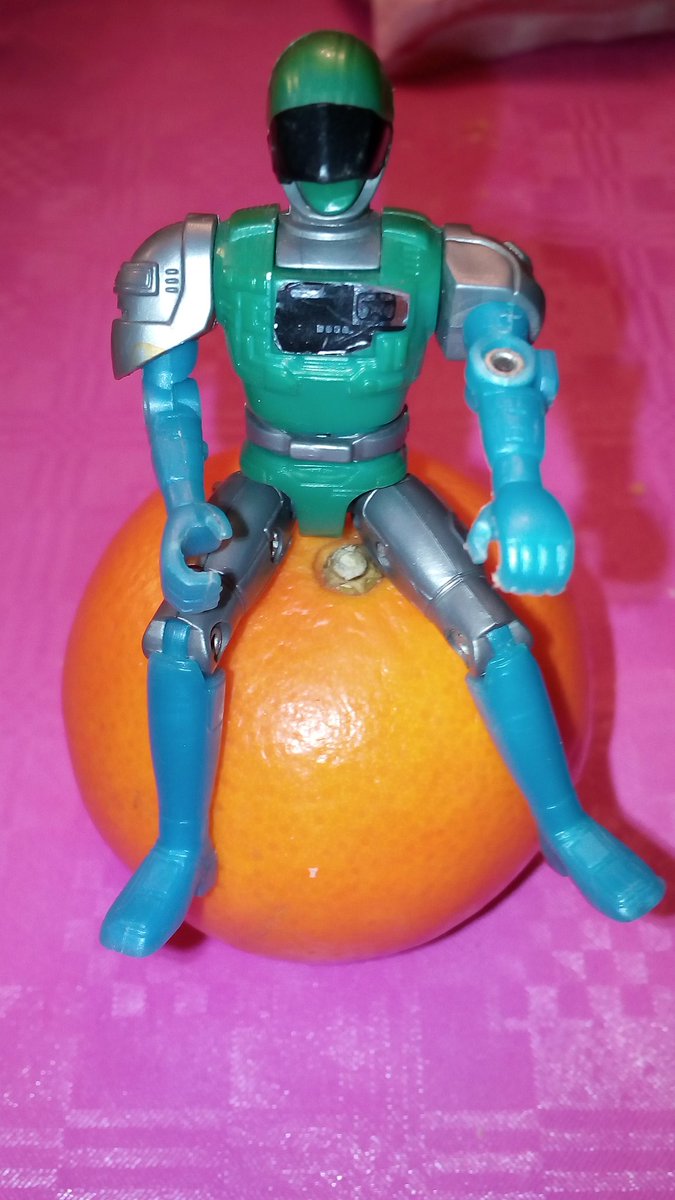 iamoya1979's tweet photo. Robot de los 80,s sobre mandarina de postre. 30.00€ https://t.co/QbiW0YWky5