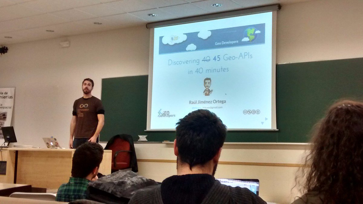 vexiza's tweet photo. . @vexiza_leon está en la charla de @hhkaos de @Esri_Spain en la @unileon . Descubriendo 40 GEO APIs https://t.co/AnkB0bwtkf