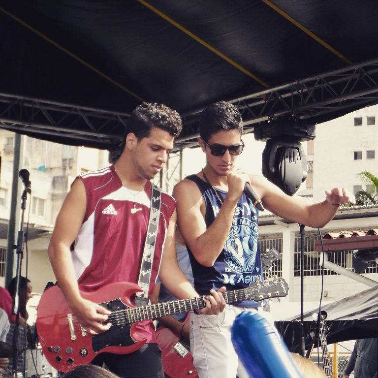 BitacoraBanda's tweet photo. Aquí tenemos a nuestro cantante @ManuelUrdaneta5 y guitarrista líder @Aaronobando95 rockeando #TBT #TalentoNacional https://t.co/kndK03t1WM
