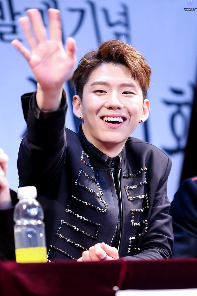 diamondsboy1122's tweet photo. 150531 건대팬싸 #기현 #몬스타엑스 #KIHYUN #MONSTAX #귀효니 @OfficialMonstaX 
언제나 기현이가  최고얌♥　
https://t.co/hr4jNvoLnN https://t.co/nqdLEXHhhW