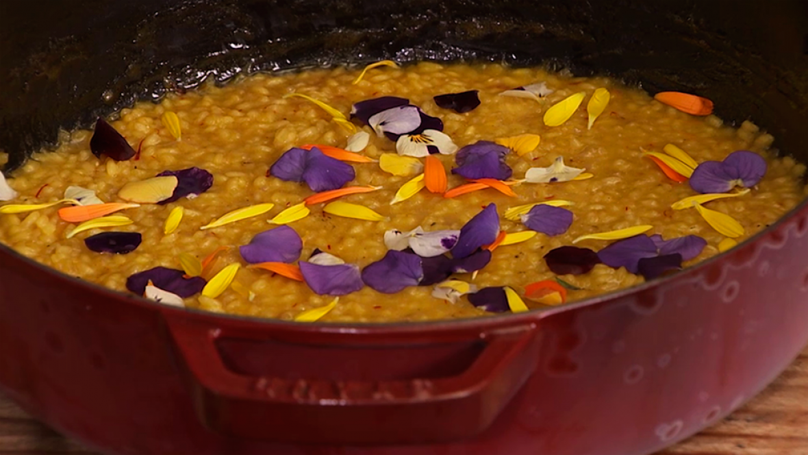 La1_tve's tweet photo. Hoy en @torrescocinatve han preparado este arroz de azafrán, flores y verduras, ¡toma nota! https://t.co/CUzwiSv6T0 https://t.co/t9PK0Rk3b2