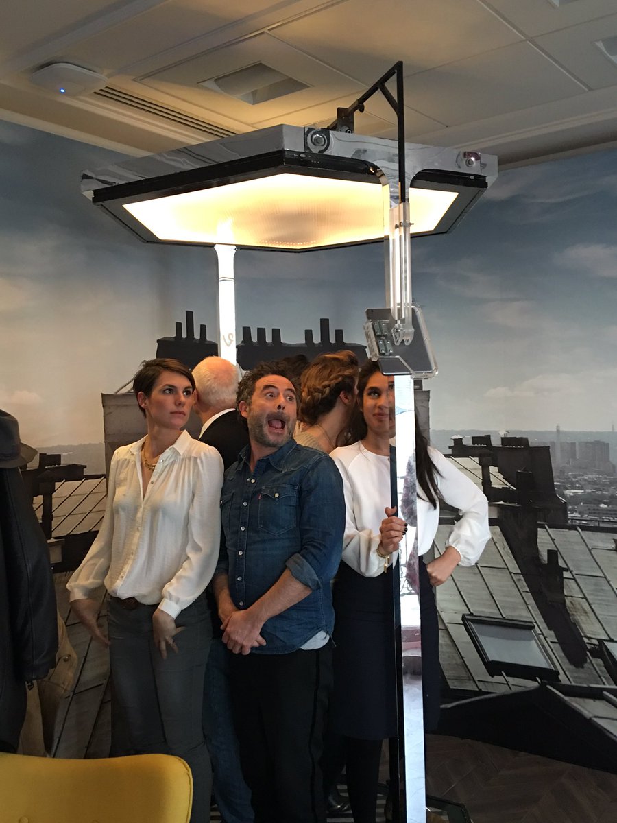 TLoussouarn's tweet photo. On s'ennuie vraiment pas dans la #blueroom #askLNE ! cc @TwitterMediaFR @canalplus @LNEcanal https://t.co/i2T9aZkpSu