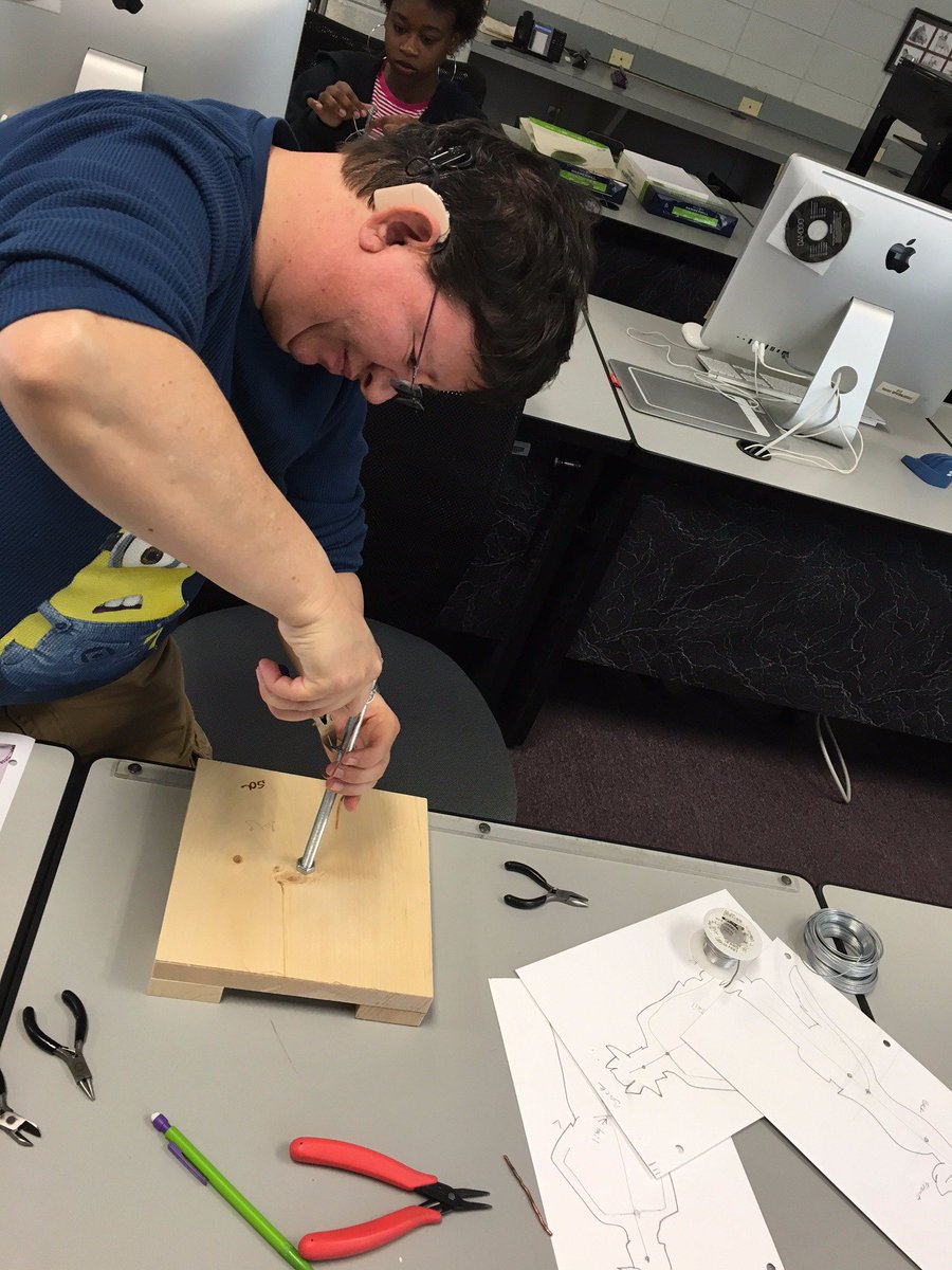 HindsGDT's tweet photo. The Special Project class is learning how to apply 3D to graphic design! #fundesign #3Ddesign https://t.co/ur1aGYRXJN