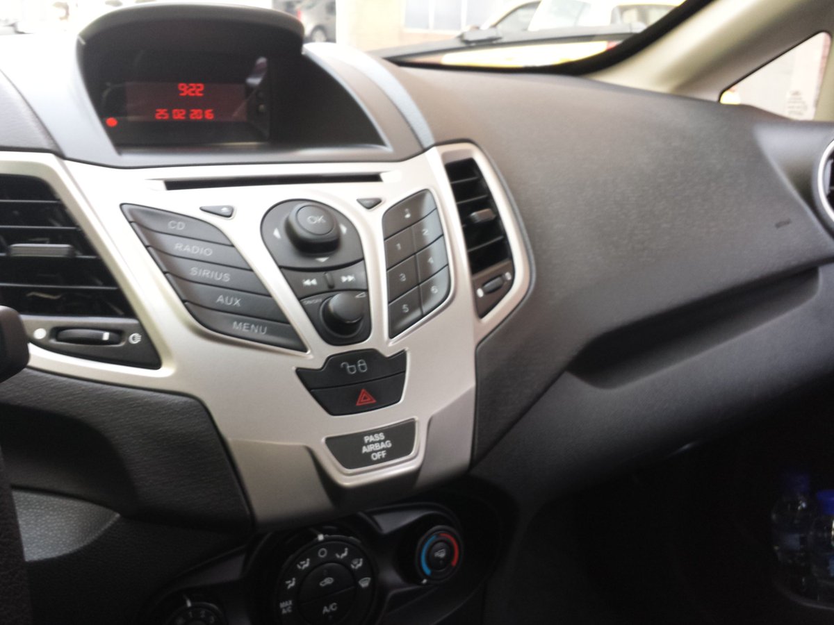 jgbtwiter's tweet photo. Esperemos que con los nuevos RADIOS no tengamos la misma falla en 6 meses.#FallaRadioFord @FordColombia @Ford https://t.co/zxrZ6kUCXZ