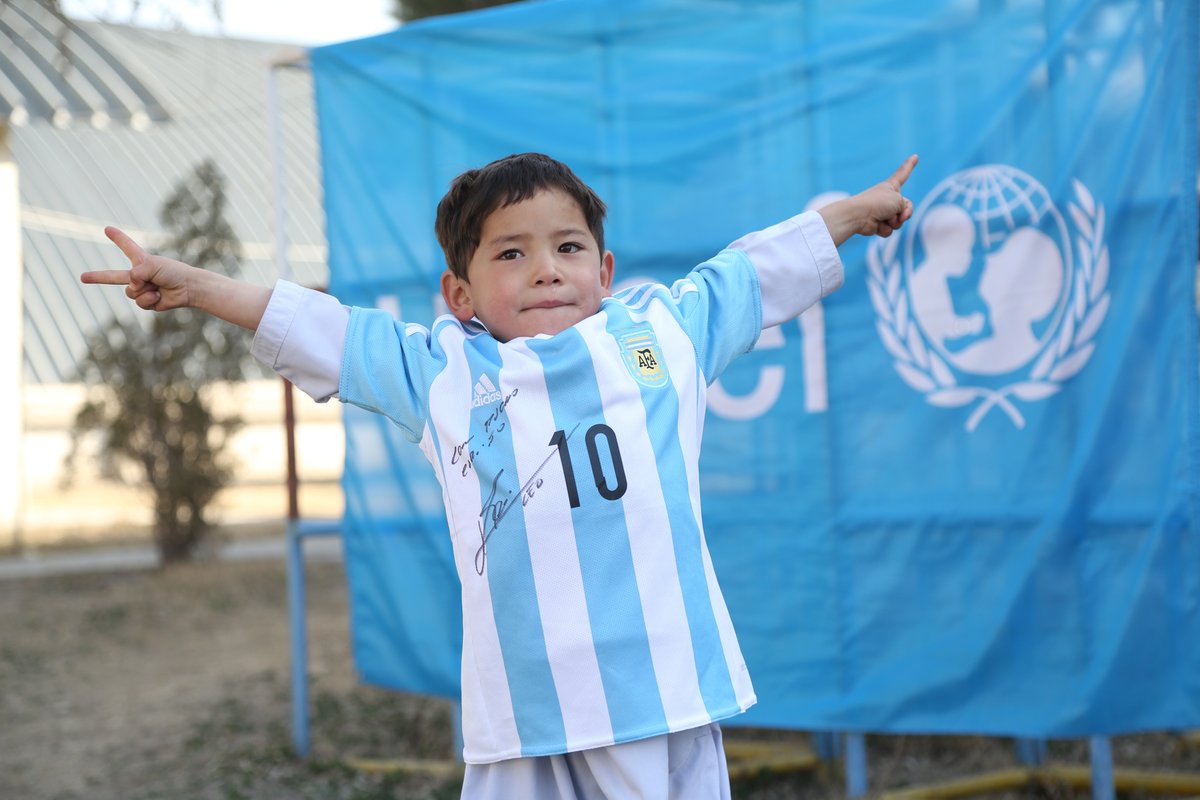 Bolanet's tweet photo. https://t.co/cLmV8AQYlZ - Leo Messi Wujudkan Mimpi Bocah Jersey Kresek https://t.co/mRQzx8TjGG