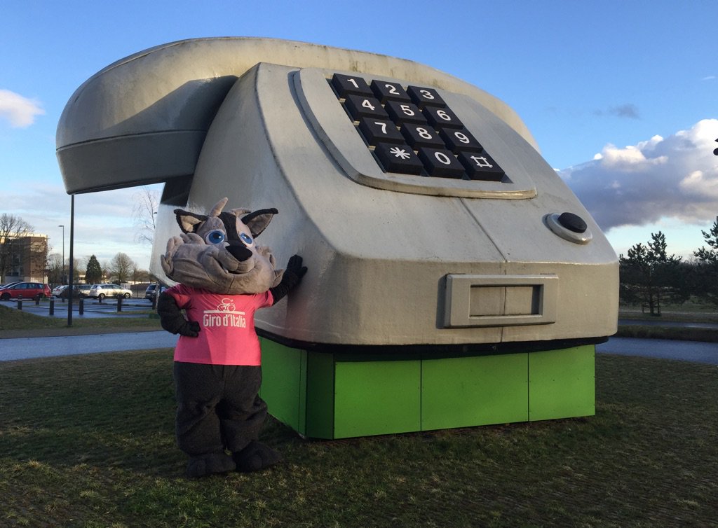 centraal_beheer's tweet photo. Basta chiamare Apeldoorn;) Mascotte Lupo Wolfie op visite vanmiddag! @Girogelderland #citypartner @giroditalia https://t.co/Bwk2eOtbQl