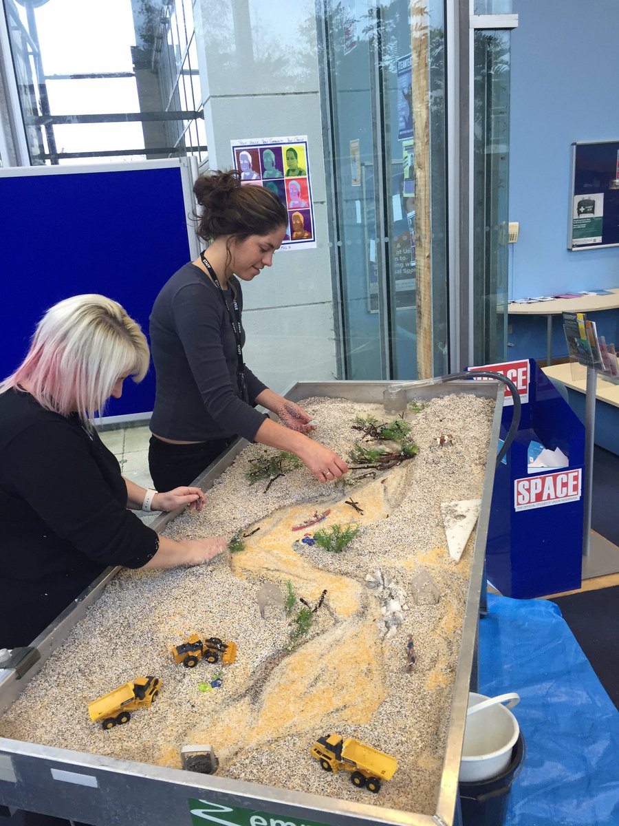 IanJonesEA's tweet image. Setting up the brilliant 'river in a box' at @uniofglos ahead of @chrisshortccri natural #flood mngt talk later