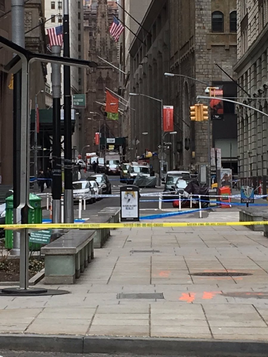 broadtweetnyc's tweet photo. View from the East side of the package, two blocks shut down. #fidi #NYPD #nyc https://t.co/Q0y84fojYs