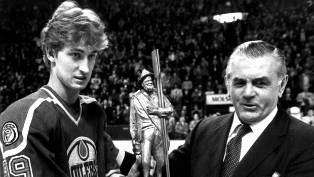 hockeynight's tweet photo. A little #TBT from Wayne Gretzky, who broke single-season goal scoring record Feb 24, 1982. https://t.co/b12cPlTET0 https://t.co/99f6ZojXah