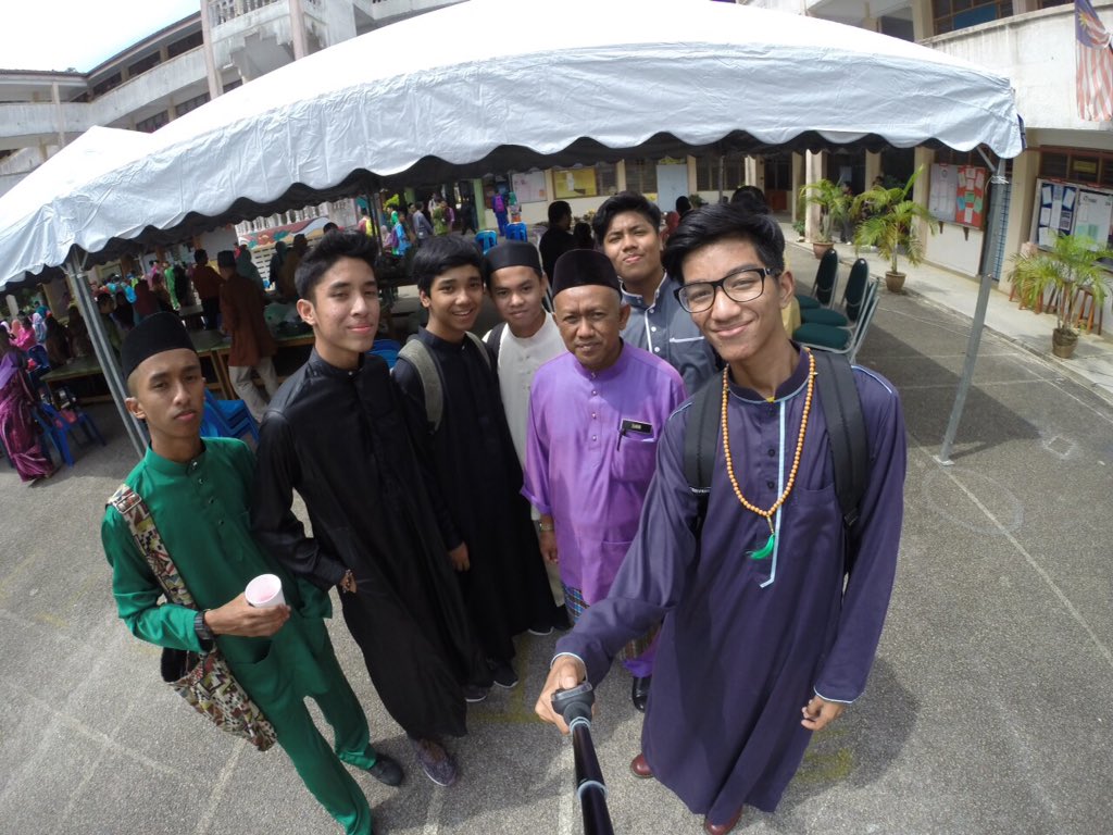 MirzaAimans's tweet photo. Farewell cikgu sukri! https://t.co/n7Zss0wrpE