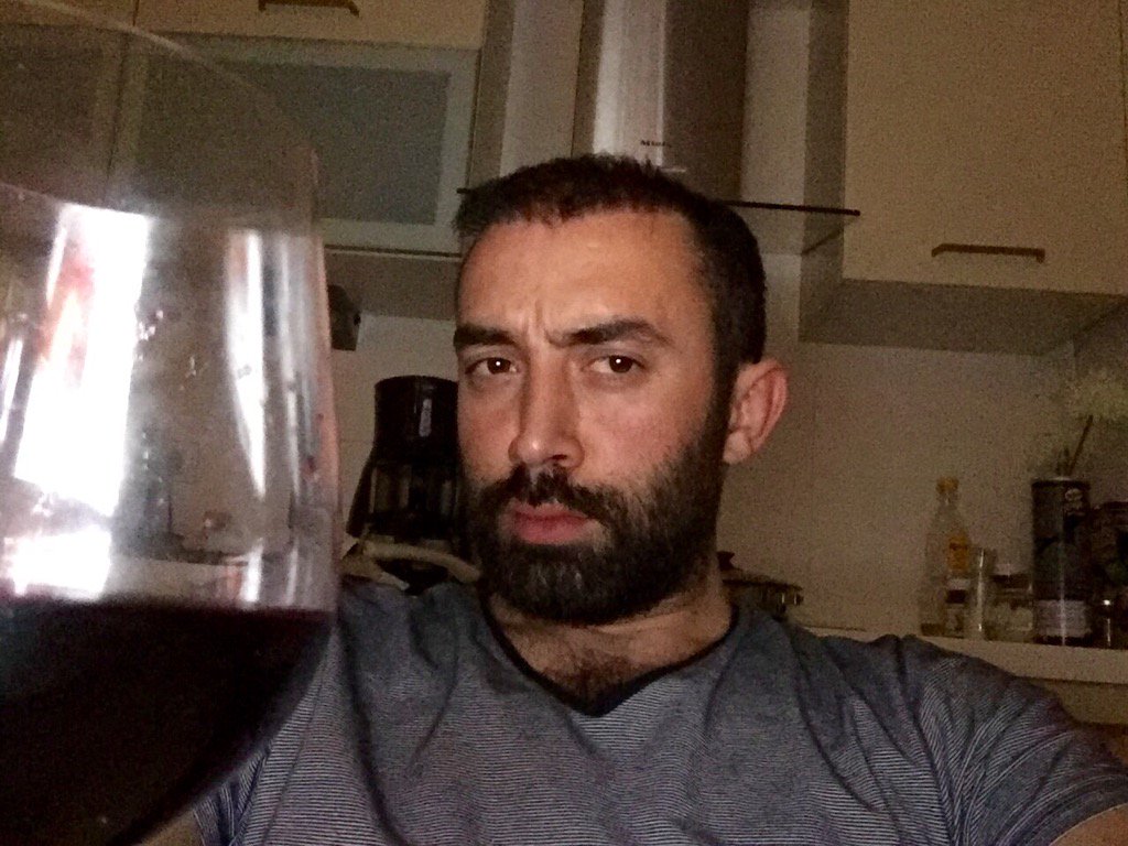 Ölürüz diye mi üzülüyoruz?
Ne ettik,ne gördük şu fani dünyada
Kötülükten gayri
Ölünce biz de iyi adam oluruz
Yaş 31😉