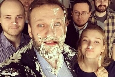 borman783's tweet photo. В путинской Росии, получить тортом в лицо, намного престижнее, чем орден "за заслуги" @navalny @VRSoloviev https://t.co/ZBzqQ9IaD3