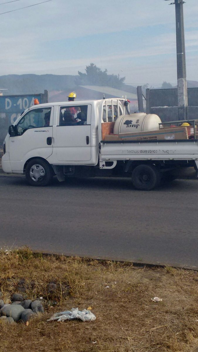 SANPEDRO_CC's tweet photo. Bomberos de San Pedro de la Paz y Conaf, trabajan en extinción de incendio de pastizales en Lomas Coloradas. https://t.co/IqJvUPvSth