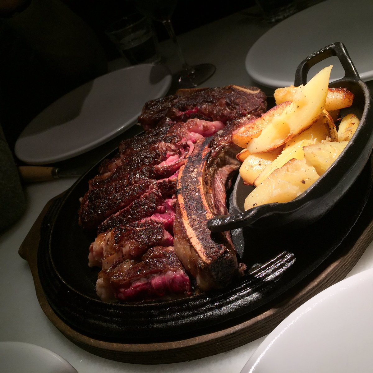 Maravilloso chuletón de vaca vieja y gorda gallega que se está convirtiendo en un clásico de nuestra carta #Txogitxu