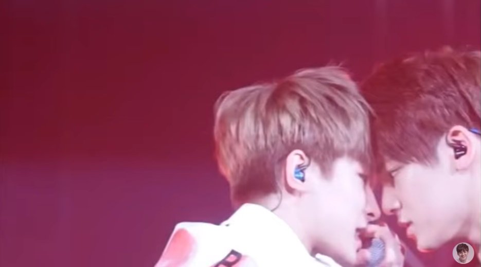 ChaesYourDream's tweet photo. When you really want to kiss him but he's still singing
(and you're performing on stage)
#im #meaniecouple #traah https://t.co/avps79mEXL
