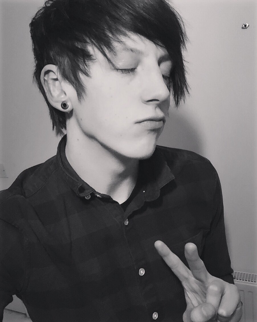 AndrewAckroyd's tweet photo. If I close my eyes like this you can't tell how absurdly tired I am 👽✌🏻️ https://t.co/9zDAgpps8i