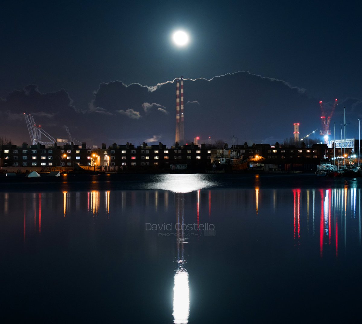 DavidCostelloDC's tweet photo. The Moon above Poolbeg Chimneys #LoveDublin #LovePoolbeg #Dublin #Ireland https://t.co/HkT3YsRWLL