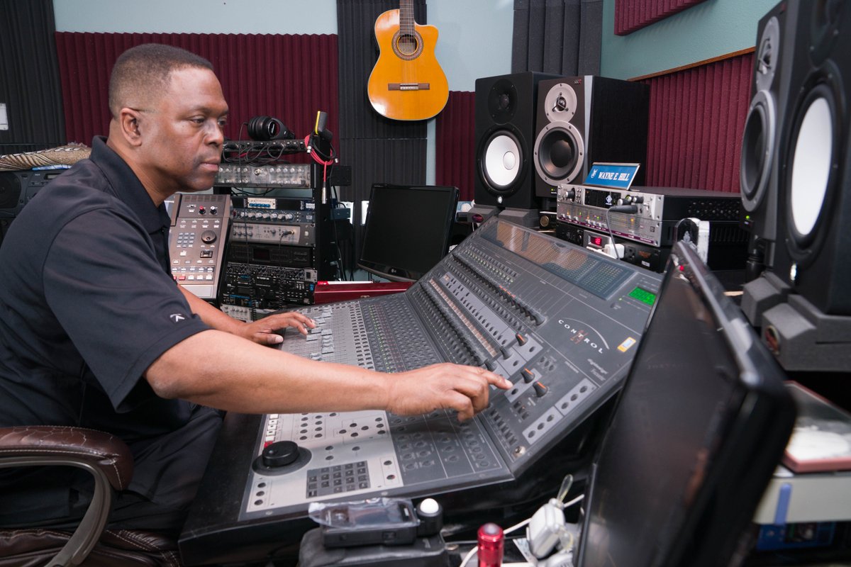 WayneSkillHill's tweet photo. Recording Connection's Audio Engineer Graduate Wayne @SimplyRayne1 @JRyanMusic @Drewlanester https://t.co/BHsZHzQUSR