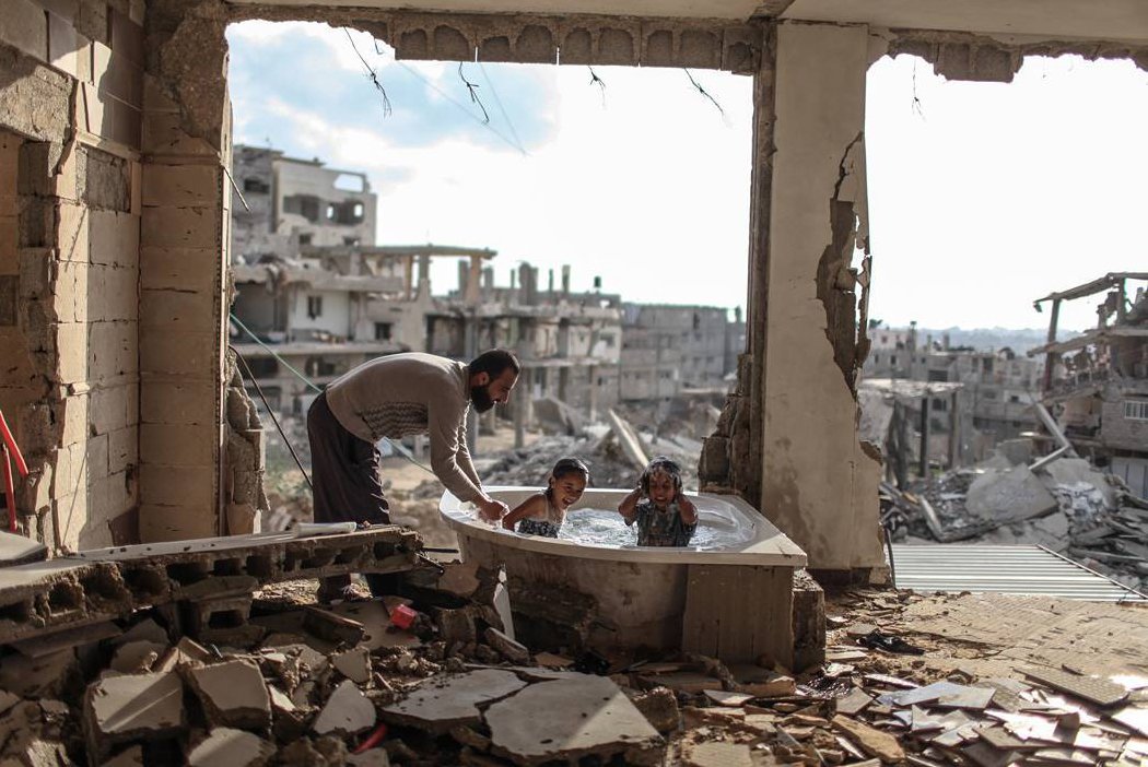 Esta foto, un padre lavando a sus hijas en las ruinas d Gaza gana el Photographer of the Year Sharjah
By Emad Nassar