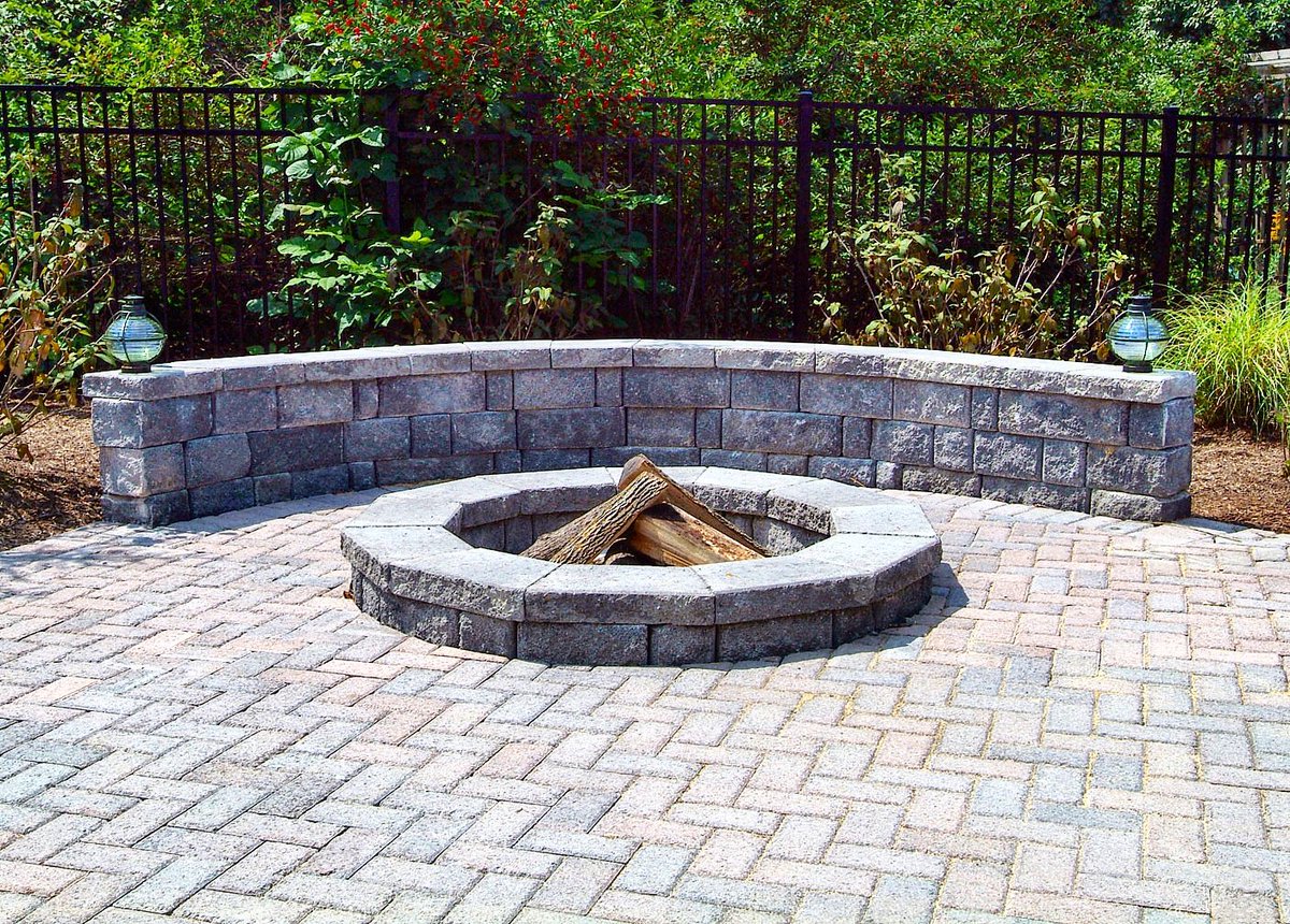 Popestreetwines's tweet photo. #grinnellpavers #patio #firepitting #rhinstone #freestanding #seating #wall #seatwall #grinnell #pavingstones https://t.co/rVw5ASwI0G
