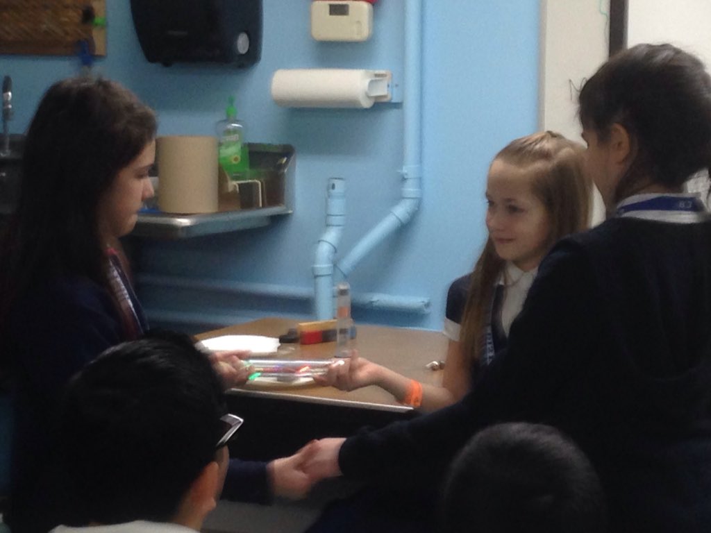mrsWilk213's tweet photo. #roy4th @scitech learning about electricity & magnetism https://t.co/dL3W5g6RcM
