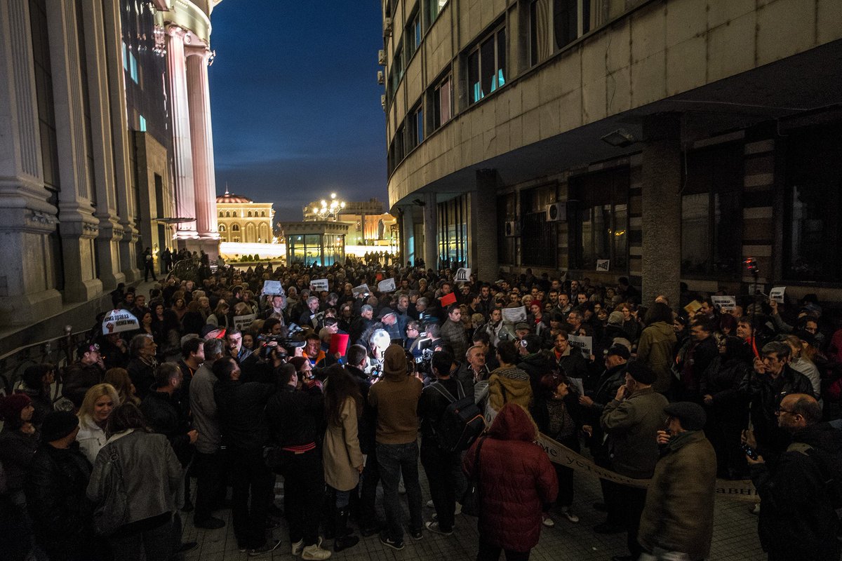 ajde_hajde's tweet image. Вториот протест пред Уставен суд. #Скопје, #Македонија. Фото: @RedRadish5. Цела галерија: flickr.com/photos/fosim/a…