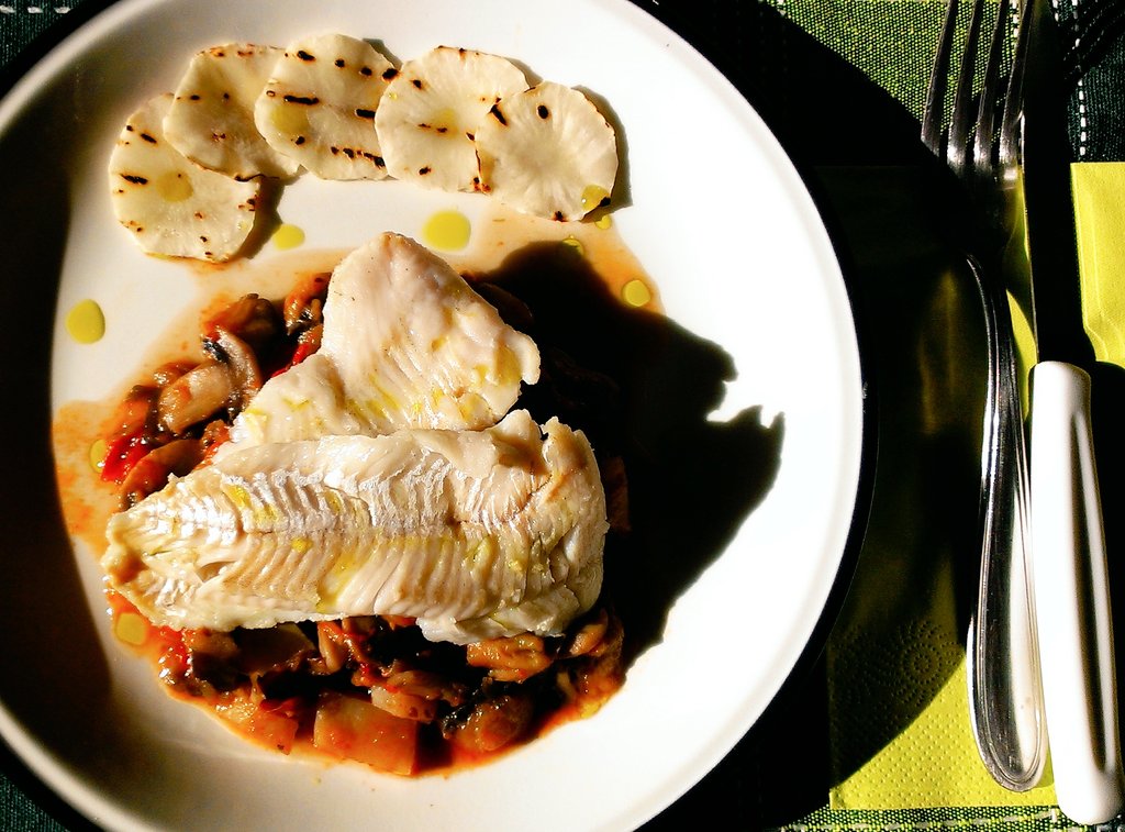 anninatodaro's tweet image. #todaylunch! #codfillets #caponata #chips #topinambur ✌🏻