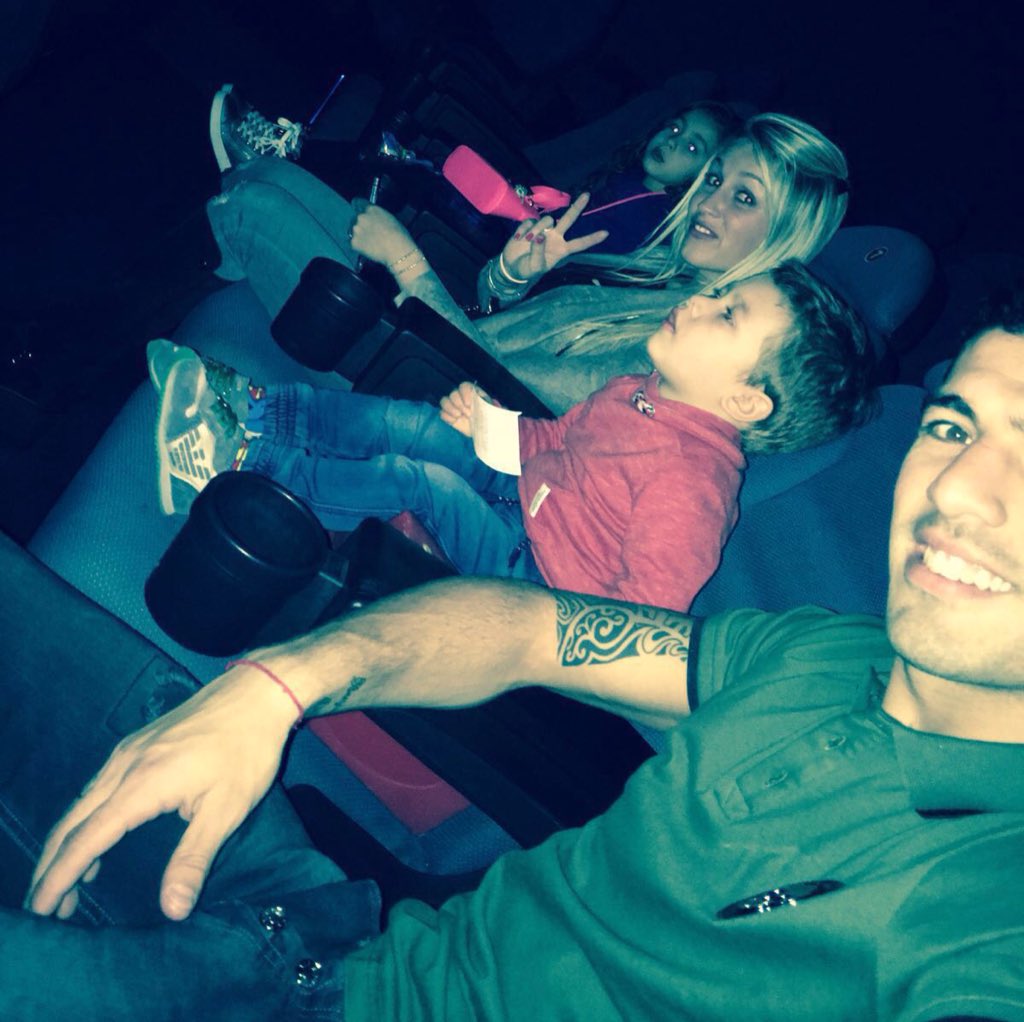 LuisSuarez9's tweet photo. Disfrutando de una linda peli 🍿🍿🍿Los amo divinos 😍😍😍 https://t.co/L97PtwA8lb