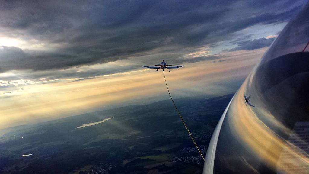 DeltaBravo33's tweet photo. Instagram : by zulugolfalpha_ - #soobock #segelflug #segelfliegen #segelflugzeug #fschlepp #glider #sailplane #towi… https://t.co/qmgFG6Cl71