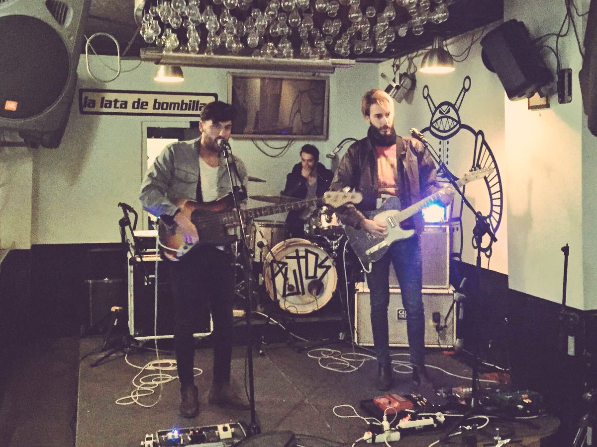 Budweiser_es's tweet photo. Tenemos a @SexyZebras probando en la @LATADEBOMBILLAS ¿Qué sorpresas tendrán preparadas para el show? #BLC2016 🙌 https://t.co/i6BjI0yRyt