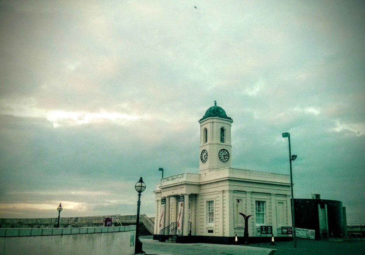 Visitmargate's tweet photo. Just before sunset #margate https://t.co/MMPl5ZNGdS