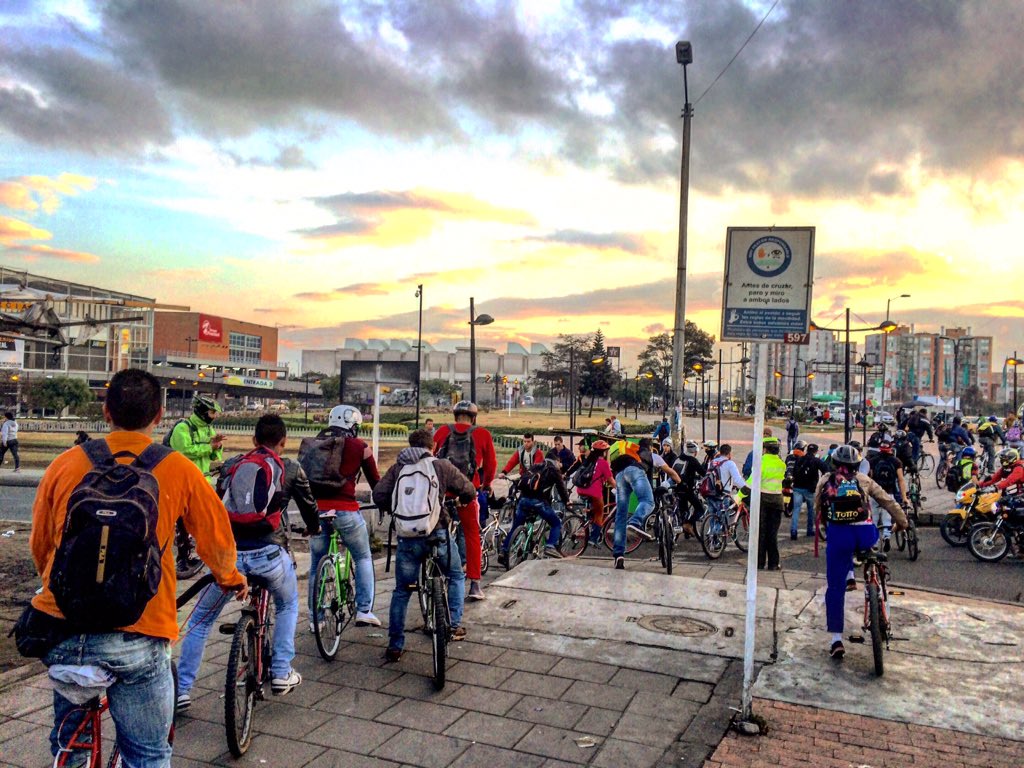 aceromora's tweet photo. Una imagen cotidiana a las 6:30 am en Av. Américas con Av. Cali en Bogotá. #YoTransformoMiCiudad @BiciRedColombia https://t.co/0Y6QucNQgV