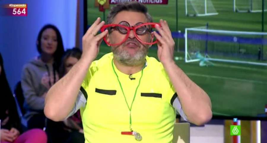 zapeandola6's tweet photo. El árbitro López Dioptrías: "¿Cómo iba a ser gol si era baloncesto?" ▶ https://t.co/VUhcKzsKCF #Zapeando564 https://t.co/Ox5tahz2sF