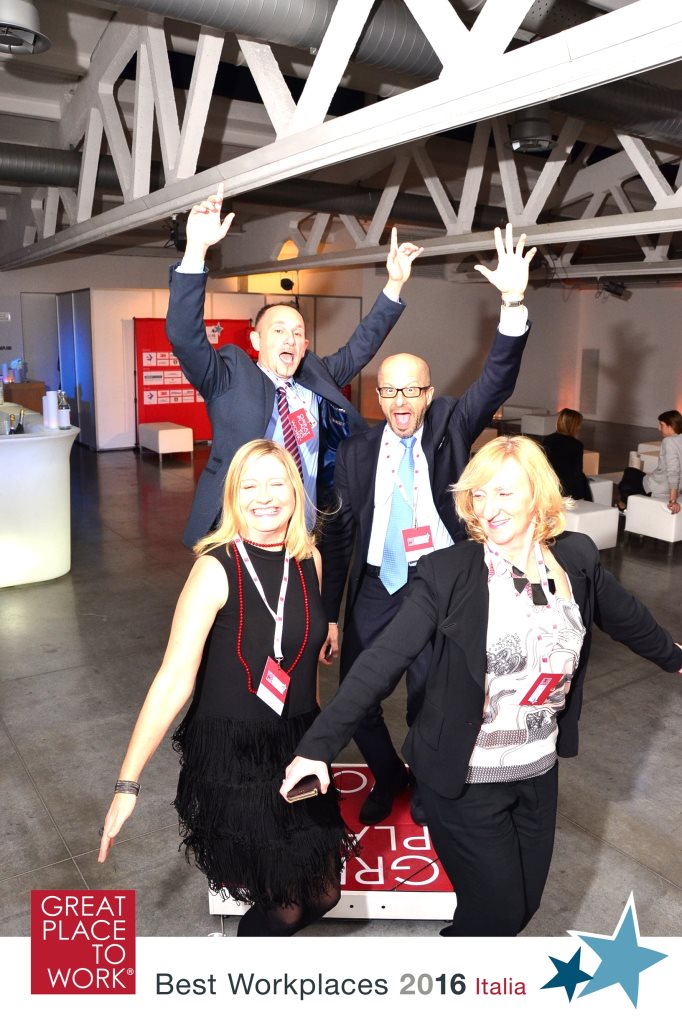 GPTWItalia's tweet photo. Best Workplaces 2016: l'orgoglio dei partecipanti in un selfie a mezz'aria! #lemiglioriaziende2016 #BWItalia2016 052 https://t.co/vdTchk8oR6