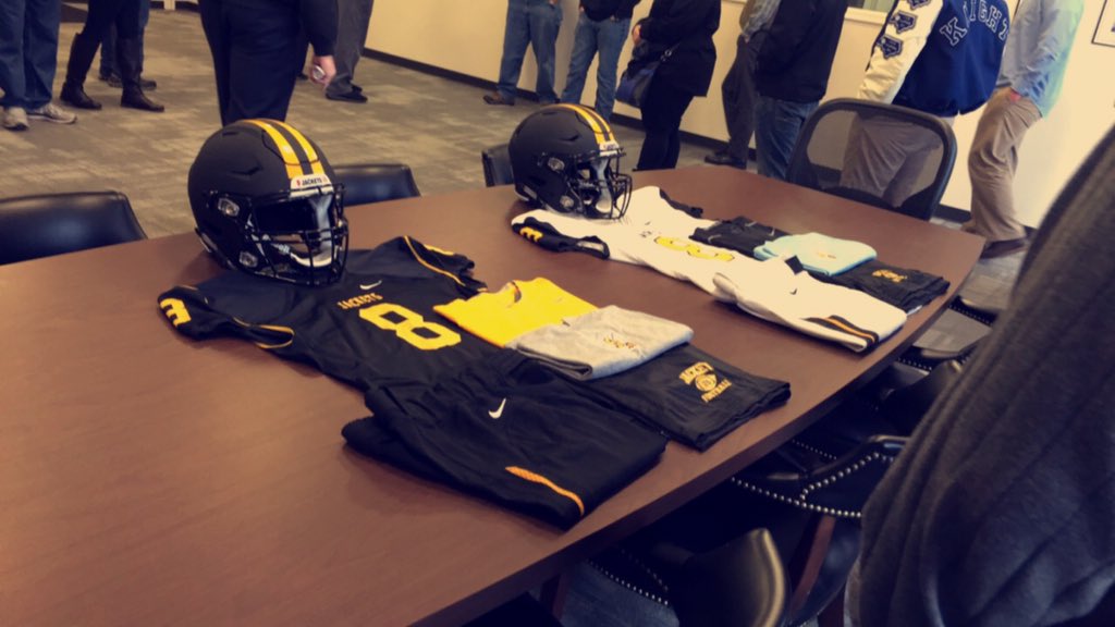 jholder32's tweet photo. Proud to announce that I'll be furthering my education &amp; football career by committing to Randolph-Macon College. 🏈🐝 https://t.co/sbns8pIhsW