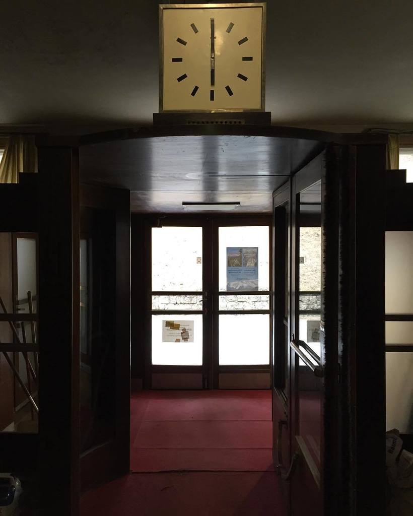 regretfactory's tweet photo. By suedbahnhotel_semmering #südbahnhotel #entrance #clock #heritage #semmering #suedbahnhotel #sudbahnhotel  #wesan… https://t.co/eidNTAaPpU