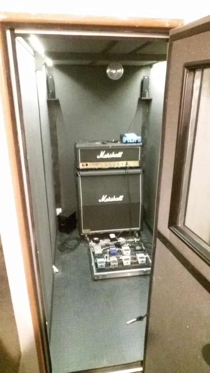 Maksly80's tweet photo. Hi guys! I’ve build my acoustic booth!
I'm already recording new tracks! see you soon! #soundproofbox #acousticbooth https://t.co/wRupTYiSCc