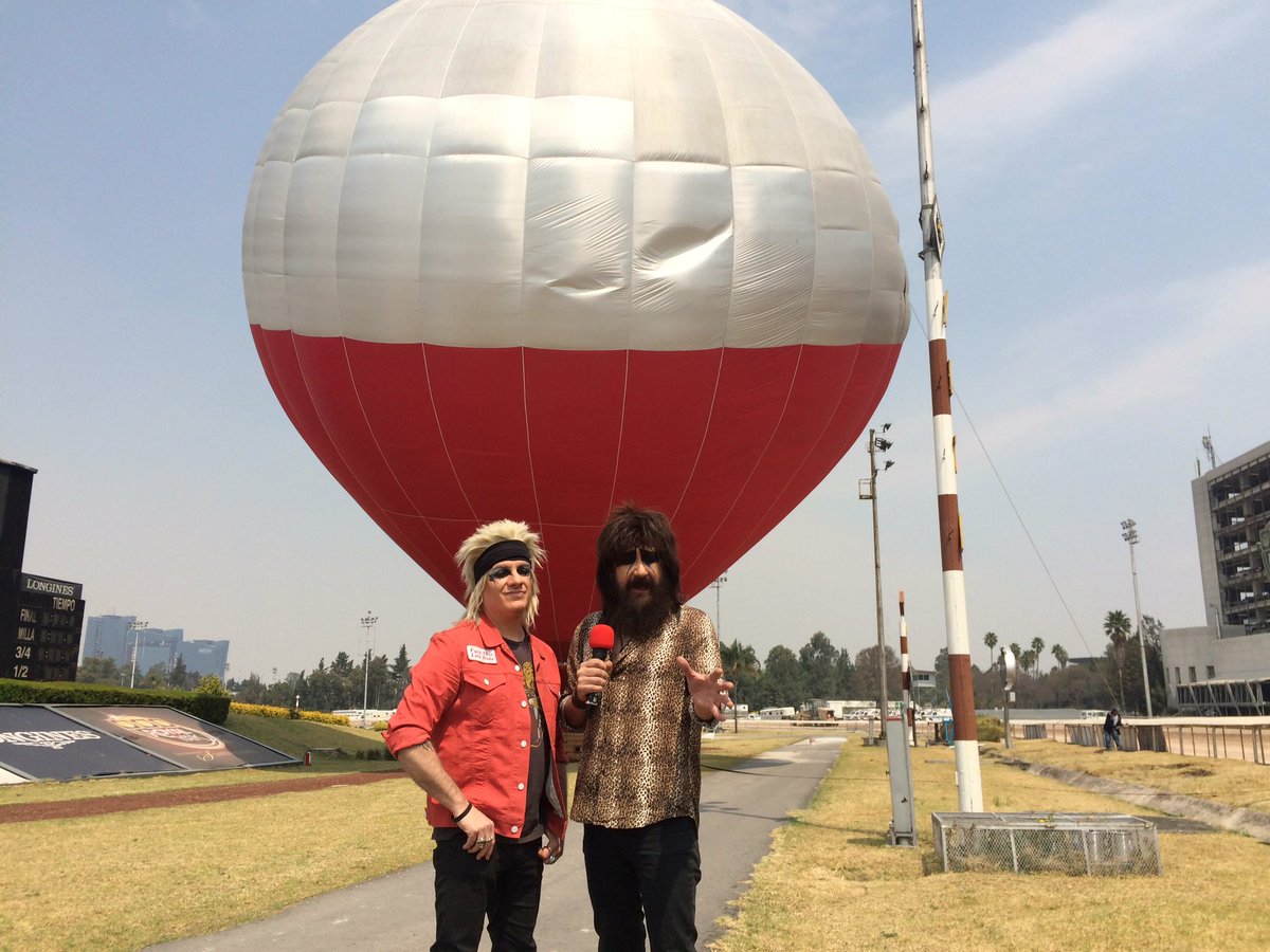 AeroMusicShow's tweet photo. La gran fiesta de la #CDMX con @moderatto @KinkyTheBand @LosClaxons @RococoTweets @AmgsInvisibles \o/ https://t.co/MJqT0kIBUk