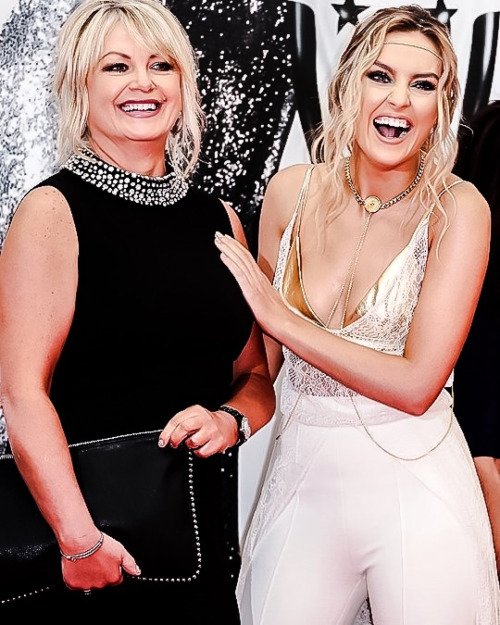 perrieledeluxe's tweet photo. le debo agradecer a esta mujer por haber traído al mundo a esta otra hermosa mujer
#VoteLittleMixUK #KCA https://t.co/cNq7D2Wxnm