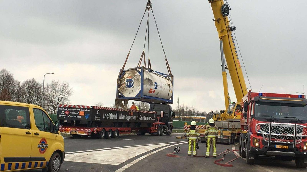 WilchemBV's tweet photo. Vandaag en gisteren hebben wij op de #A76 advies mogen geven en de beschadigde #tankcontainer vervoerd #IM #Lekbak https://t.co/fn1djwgLuf