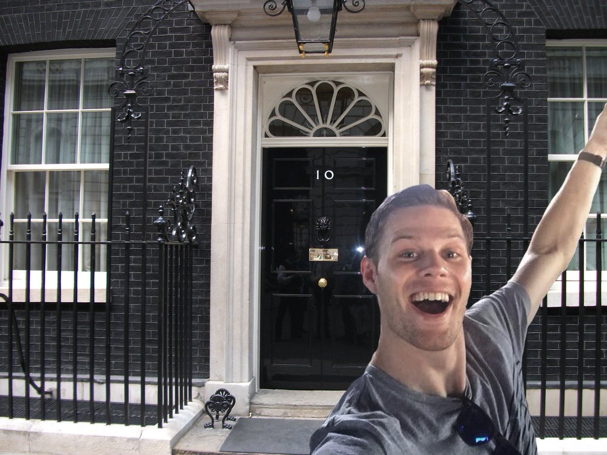 SamCoomber's tweet photo. More adventures and selfies around London #FearlessFeb3MZ @zenogroup @3MonkeysZeno 2/2...What's PhotoShop!? https://t.co/KEC6KpzIP7
