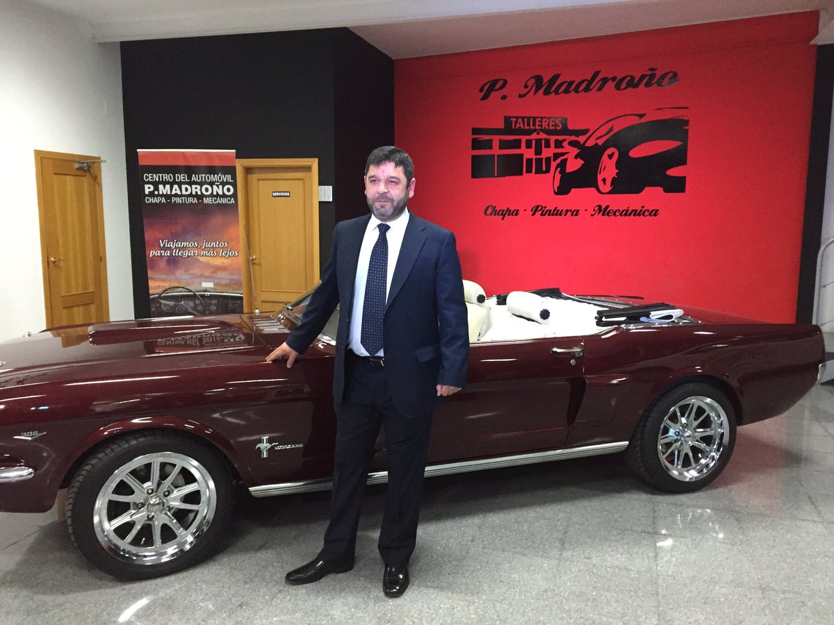 apg_infotaller's tweet photo. Ángel Madroño, gerente de Centro del Automóvil Pedro Madroño, posa delante de un flamante Mustang https://t.co/rW23sYSxxX