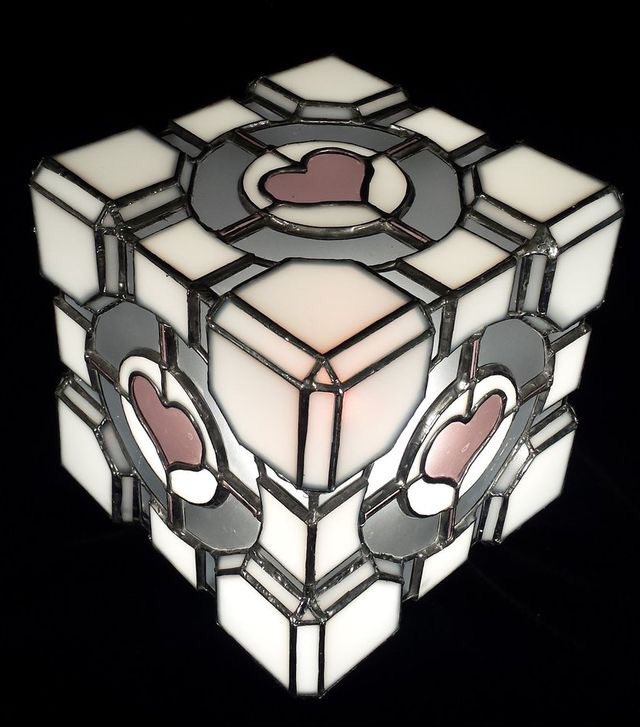 susiemcbeth's tweet image. This stained glass #CompanionCube is so very cool! #Portal #Gaming