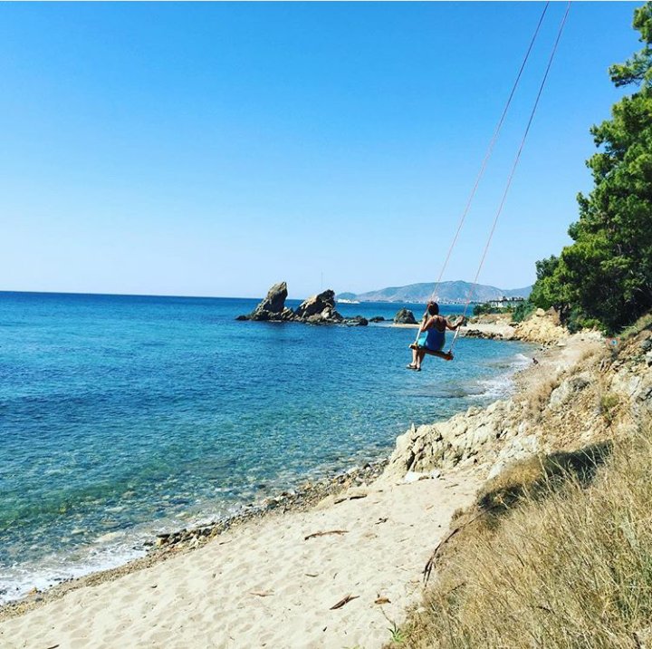 #Mersin Anamur / Pullu 

Maviye boyanmış bir salıncak.