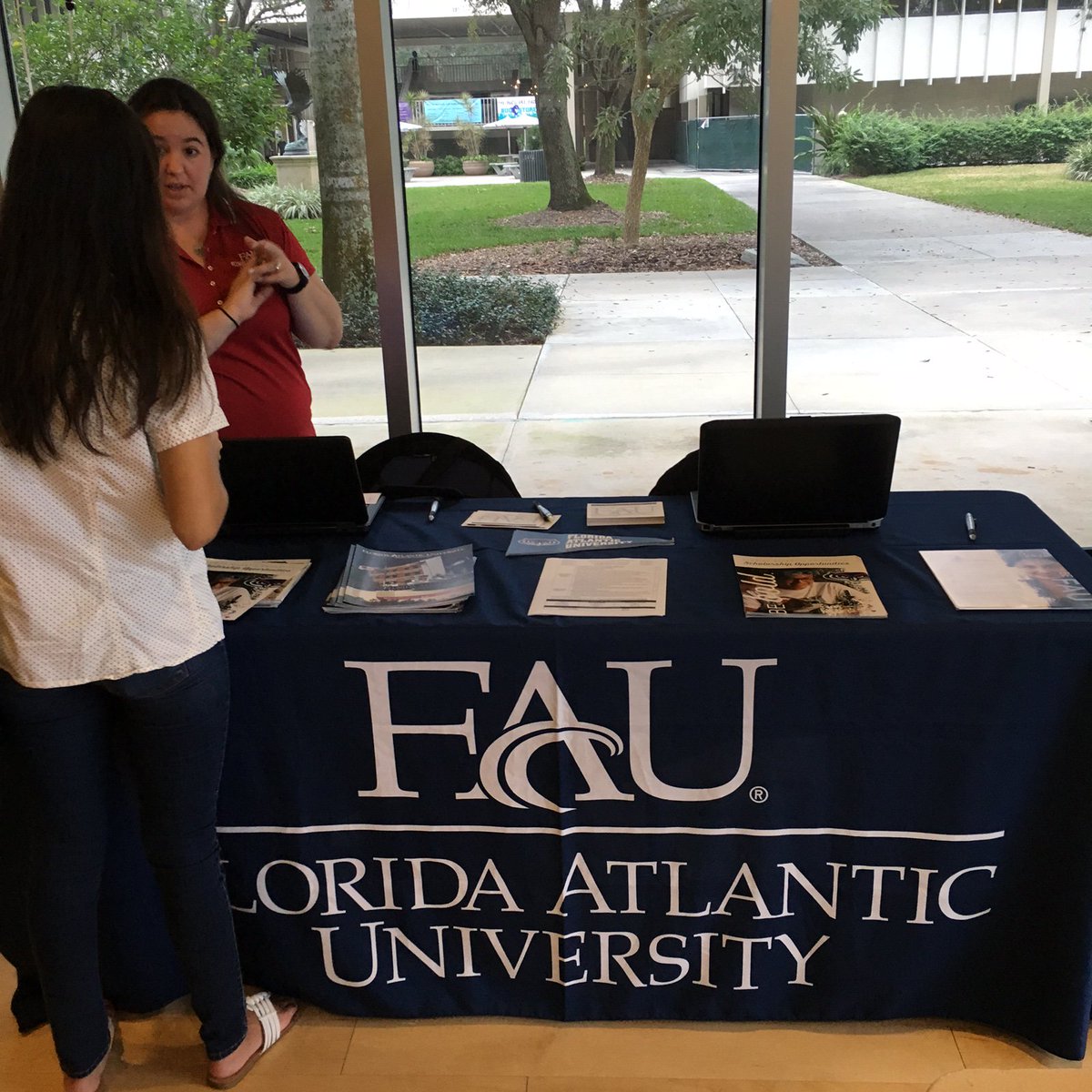 FAUTransfer's tweet photo. Dana out recruiting yesterday at the Florida Southwestern State College Fair. #FAUTransfer https://t.co/AXUmTqfI5o