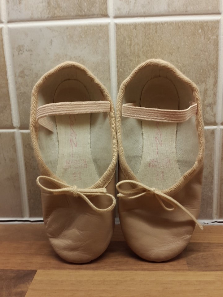 gemtwituk's tweet photo. So cute I melt when she wears them!😍💖🌟#littleballerina#newhobby#growingup https://t.co/7Bou5wceXS