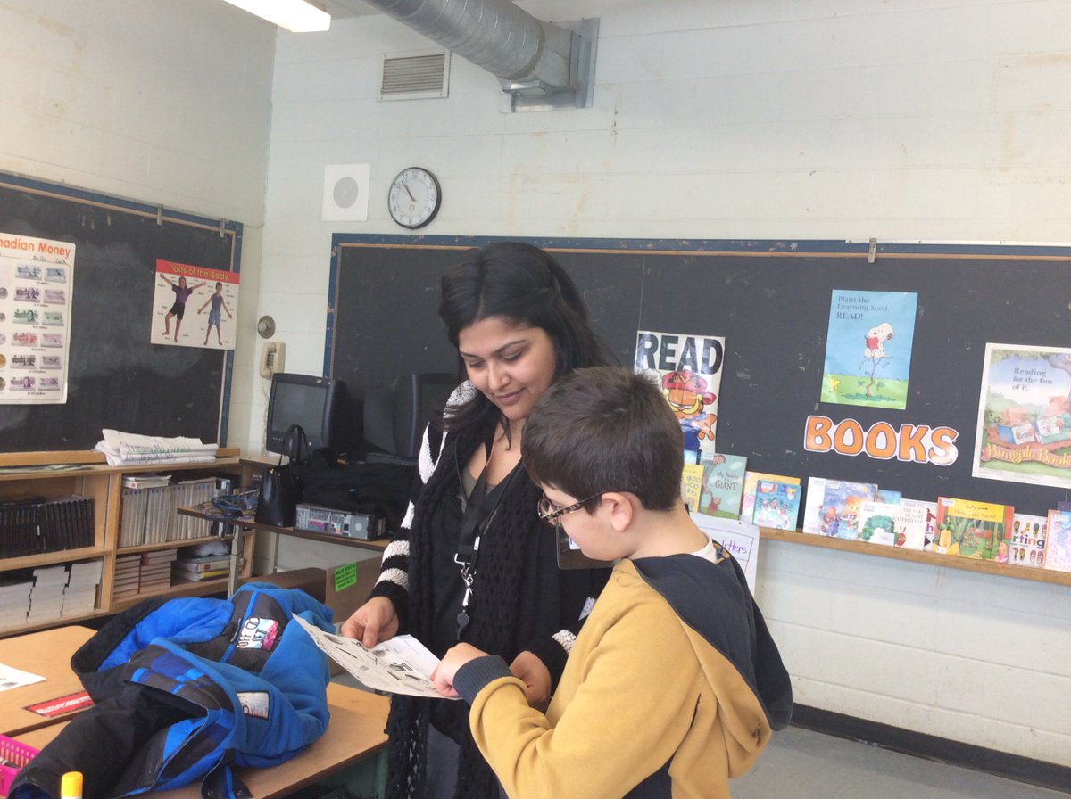 tdsb_bonnie's tweet photo. Ms Saund @Dee3679 &amp; student @tdsb_TheElmsJMS Checking for understanding &amp; teaching self-assessment #AsLearning @tdsb https://t.co/WRG0sgpeAN