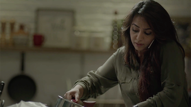 A father's touching apology to his daughter highlights the struggles of working mothers. adweek.it/1OxYavM