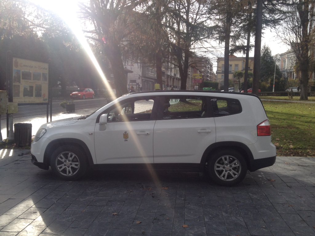 taxigrado's tweet photo. @arturotaxi @taxismahon @jacksx13 @SergioSierra67 @JorgeJosa @eurotaximalaga ¿sera el mismo? https://t.co/WljE96uUw2