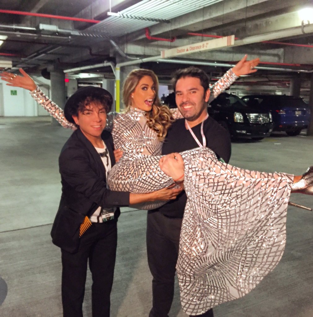GalileaMontijo's tweet photo. #TBT Así corríamos para llegar a la alfombra de @premiolonuestro hace una semana 😂 @bernardojavier6 @Jorge_BeltranG https://t.co/2fE2SAZJXM